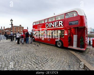 London Doppeldeckerbus als Street Food Diner verwendet In Albert Dock Gegend von Liverpool während der Zeit von Covid Stockfoto