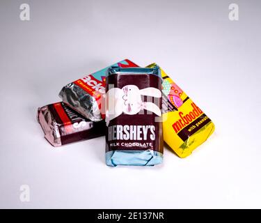 Vier Sorten von Hersheys Miniaturen auf weißem Hintergrund. Stockfoto