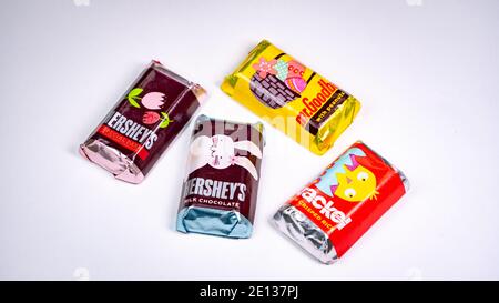 Vier verschiedene Mini-Bars von Hersheys Miniaturen auf weißem Hintergrund. Stockfoto