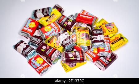 Verschiedene Hershey's Miniaturen Süßigkeiten Bars auf weißem Hintergrund. Stockfoto