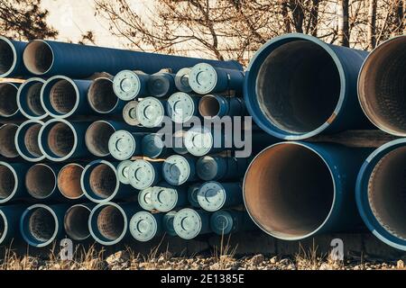 Gussrohre für Abwasser bereit für die Logistik. Stockfoto