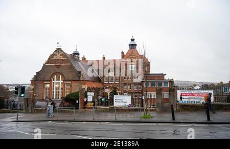 Brighton UK 4. Januar 2021 - Es ist ruhig außerhalb Elm Grove Grundschule in Brighton nach der Brighton & Hove Stadtrat riet Grundschulen in der Stadt geschlossen zu bleiben und zu Remote-Online-Lernen bis zum 18. Januar : Credit Simon Dack / Alamy Live News Stockfoto