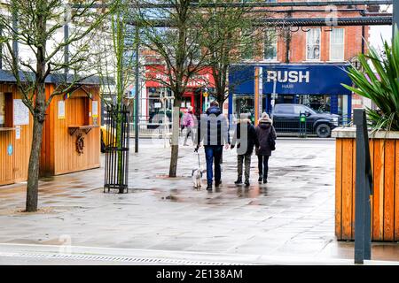 Epsom, London, Großbritannien, Januar 03 2021, Menschen, die an EINEM nassen Wintertag durch EIN Fußgängergebiet ohne Verkehr laufen Stockfoto