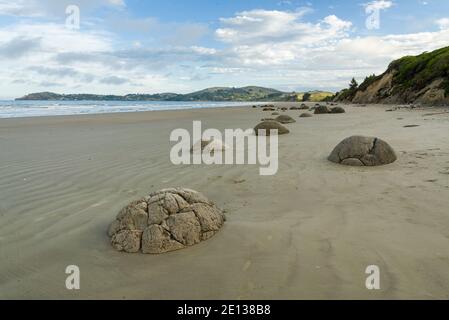 Geheimnisvolle sphärische Steine - Moeraki-Felsbrocken am Koekohe Beach Otago, Südinsel, Neuseeland Stockfoto