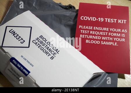 Kommerzielles, privat gepostete Covid-19-Antikörper-Bluttest-Kit für zu Hause Tests auf Coronavirus-Antikörper, die über den Post im empfangen wurden vereinigtes Königreich Stockfoto