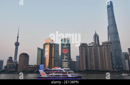 Shanghai, China - 28. Juli 2015: Abendansicht des Oriental Pearl Tower und Pudong New Area in Shanghai über den Huangpu River Stockfoto