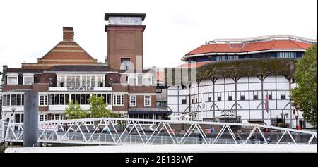 London, Großbritannien. September 2019. Blick auf das Shakespeare Globe Theatre. Das Theater ist mit Stroh bedeckt. Seit der Wieddereröffnun 1997 sind die Dramen hier wieder unter freiem Himmel zu erleben. Quelle: Waltraud Grubitzsch/dpa-Zentralbild/ZB/dpa/Alamy Live News Stockfoto