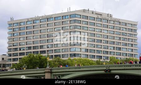 London, Großbritannien. September 2019. Das St. Thomas' Hospital in London-Lambeth bietet seine Dienste seit dem 12. Jahrhundert kostenlos an. Ab 1860-1991 war es das Ausbildungskrankenhaus der Florence Nightingale School of Nursing, der ersten Krankenpflegeschule. Quelle: Waltraud Grubitzsch/dpa-Zentralbild/ZB/dpa/Alamy Live News Stockfoto