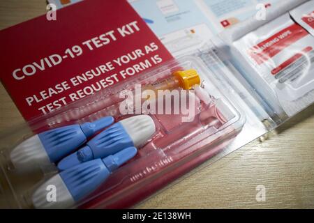 Kommerzielles Testkit für Covid-19-Antikörper-Bluttests zu Hause Für Coronavirus-Antikörper mit Anweisungen, die in großbritannien eingegangen sind Stockfoto