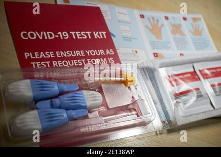 Kommerzielles Testkit für Covid-19-Antikörper-Bluttests zu Hause Für Coronavirus-Antikörper mit Anweisungen, die in großbritannien eingegangen sind Stockfoto