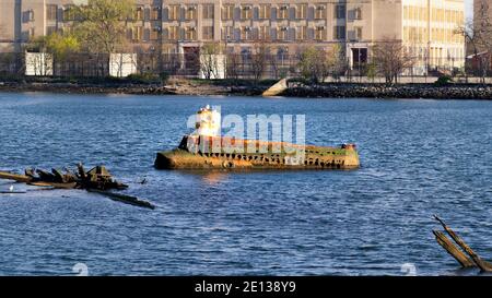 Quester I (Yellow Submarine) wurde in Coney Island Creek zerstört. Erbaut 1967 von Jerry Bianco. Stockfoto