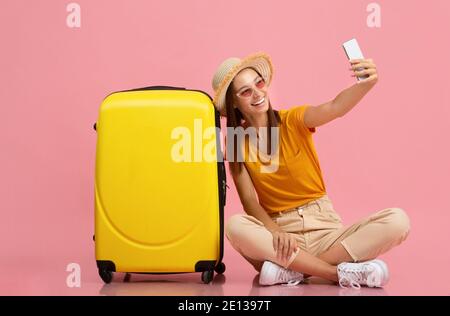 Glückliche junge Frau in Sonnenbrille, die Selfie macht Stockfoto