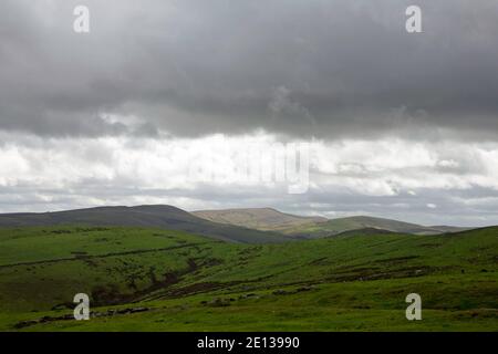 Sommerstürmwolken, die über dem Gipfel des Shining Tor vorbeiziehen Gesehen von sponds Hill Lyme Handley Cheshire Stockfoto