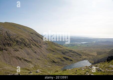 Der Gipfel des alten Mannes von Coniston und Ziege Wasser vom Gipfel des Dow Crag Coniston aus gesehen Lake District Cumbria England Stockfoto