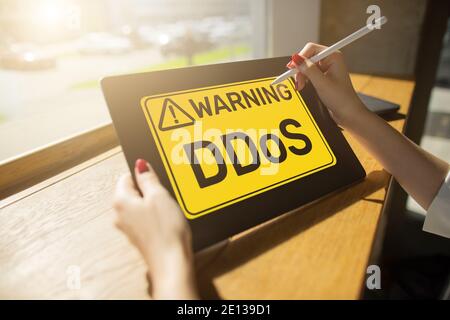 DDoS Attack Detection Message. Viren und Hacking. Cyber Security und internet Konzept Stockfoto