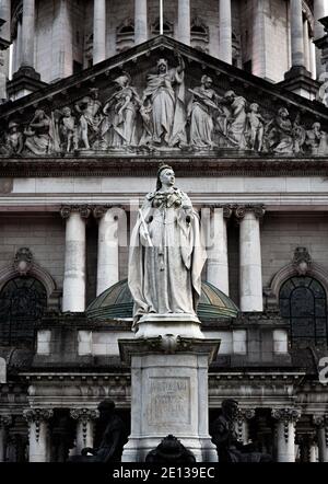 Statue der Königin Victoria vor dem Rathaus von Belfast, Donegall Square, Nordirland Stockfoto