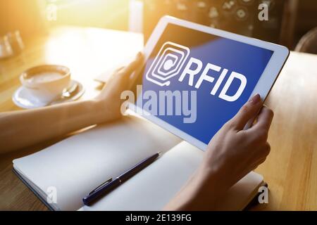 Technologiekonzept RFID Radio Frequency Identification auf Gerätebildschirm. Sicherheit und Automatisierung Stockfoto