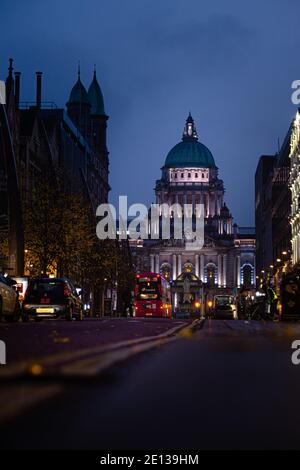 Belfast City Hall beleuchtet in der Nacht. Stockfoto