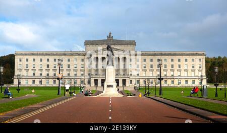 Straße hinauf zum Stormont Parliament Building mit der Statue von Edward Carson davor, Nordirland, Großbritannien. Stockfoto