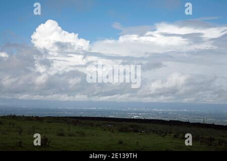 Sommersturm über Manchester aus der Nähe von Bowstonegate Lyme gesehen Handley Lyme Park Disley Cheshire England Stockfoto