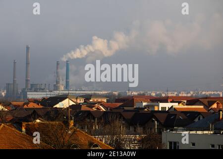 Bukarest, Rumänien - 3. Januar 2021: Wärmekraftwerk während eines kalten und sonnigen Wintertages in Bukarest. Stockfoto