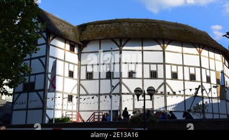 London, Großbritannien. September 2019. Shakespeares Globe Theatre, das mit Stroh bedeckt ist. Die Aufführungen finden unter freiem Himmel statt. Quelle: Waltraud Grubitzsch/dpa-Zentralbild/ZB/dpa/Alamy Live News Stockfoto