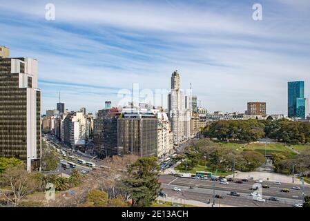 Luftaufnahme des Retiro Viertels in Buenos Aires, Argentinien, mit Kavanagh Gebäude und anderen Wolkenkratzern Stockfoto