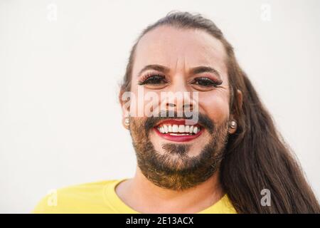 Porträt der glücklichen Drag Queen vor der Kamera - Fokus auf Gesicht Stockfoto