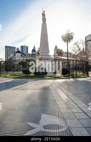 Plaza de Mayo in Buenos Aires, Argentinien. Es wird angenommen, dass es der grundlegende Ort der Stadt sein. Die Maspyramide wird von Sonnenstrahlen erleuchtet Stockfoto