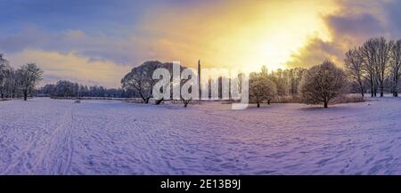 Panoramablick auf den Sonnenuntergang über im Schneepark überdacht Winter Stockfoto
