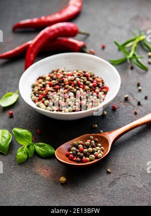 Rote Chili-Paprika-Hühneraugen und Schoten auf dunklem Hintergrund, Draufsicht Stockfoto