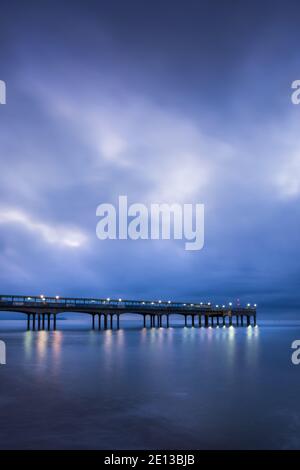 Boscombe Pier Lichter bei Sonnenaufgang Stockfoto