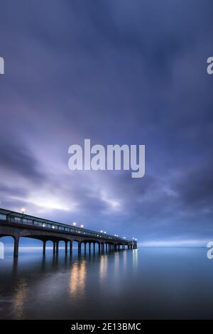 Boscombe Pier Lichter bei Sonnenaufgang Stockfoto