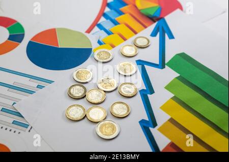 euro-Münzen verschiedene Stückelungen mit Statistiken als bunten Hintergrund Stockfoto