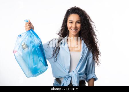 Frau Posiert Mit Plastic Garbage Bag Über Weißem Studio Hintergrund Stockfoto