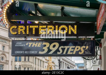 Ein Zeichen für John Buchans The 39 Steps in einer Adaption von Patrick Barlow am Criterion Theatre in London. Stockfoto