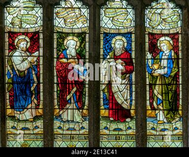 Buntglasfenster in St. Sampson's Kirche, Golant in Cornwall. Zeigt die Evangelisten Heilige Matthäus, Markus, Lukas und Johannes. 1898 von Burlison & Grylls. Stockfoto