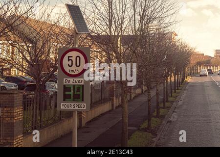 Radarschild mit Solarpanel in Finglas, Dublin, Irland. Stockfoto