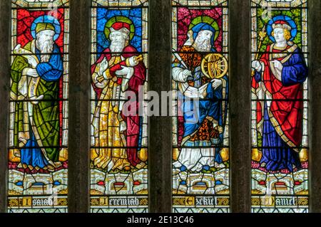Buntglasfenster in St. Sampson's Kirche, Golant in Cornwall. Zeigt die Propheten Jesaja, Jeremia, Hesekiel & Daniel. 1907 von Burlison & Grylls. Stockfoto