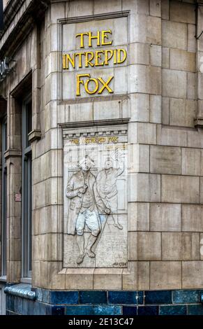 Fayence Relief von Charles James Fox auf dem ehemaligen Intrepid Fox öffentlichen Haus in Wardour Street, Soho. Stockfoto