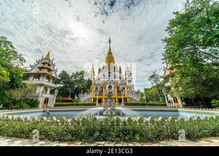 Blick auf die Buu Long Pagode in Ho Chi Minh Stadt. Ein wunderschöner buddhistischer Tempel versteckt in Ho Chi Minh Stadt in Vietnam. Eine gemischte Architektur von Indien, My Stockfoto