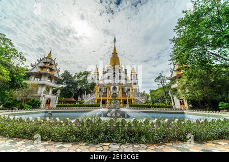 Blick auf die Buu Long Pagode in Ho Chi Minh Stadt. Ein wunderschöner buddhistischer Tempel versteckt in Ho Chi Minh Stadt in Vietnam. Eine gemischte Architektur von Indien, My Stockfoto