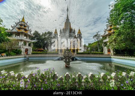 Blick auf die Buu Long Pagode in Ho Chi Minh Stadt. Ein wunderschöner buddhistischer Tempel versteckt in Ho Chi Minh Stadt in Vietnam. Eine gemischte Architektur von Indien, My Stockfoto