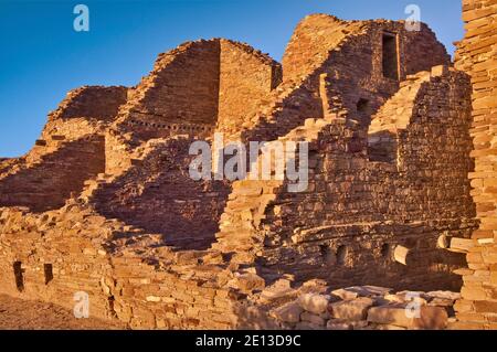 Pueblo del Arroyo, Anasazi Indische Ruinen, Sonnenuntergang, Chaco Culture National Historical Park, New Mexico, USA Stockfoto