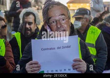 Juntas por la Pública collective, Die Organisationen und Plattformen von Nutzern und Gesundheitsexperten umfasst, hat eine Kundgebung an der Puerta del Sol in Madrid unter dem Motto "Ayuso und die 40 Diebe" einberufen, um gegen die Verwaltung der Pandemie des Präsidenten der Gemeinschaft, Isabel Díaz Ayuso, zu protestieren. Konkret prangern sie die Gründung des Isabel-Zendal-Krankenhauses an und nennen es einen "Schimpftopf", um das Management der PP in Madrid zu vertuschen. Der Protest hat goldene Kisten gestapelt, die Goldsteine symbolisierten, und eine Schauspielerin hat eine Parodie auf den Präsidenten inszeniert. In seiner Performance, er Stockfoto