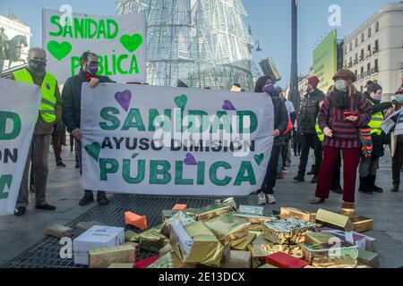 Juntas por la Pública collective, Die Organisationen und Plattformen von Nutzern und Gesundheitsexperten umfasst, hat eine Kundgebung an der Puerta del Sol in Madrid unter dem Motto "Ayuso und die 40 Diebe" einberufen, um gegen die Verwaltung der Pandemie des Präsidenten der Gemeinschaft, Isabel Díaz Ayuso, zu protestieren. Konkret prangern sie die Gründung des Isabel-Zendal-Krankenhauses an und nennen es einen "Schimpftopf", um das Management der PP in Madrid zu vertuschen. Der Protest hat goldene Kisten gestapelt, die Goldsteine symbolisierten, und eine Schauspielerin hat eine Parodie auf den Präsidenten inszeniert. In seiner Performance, er Stockfoto