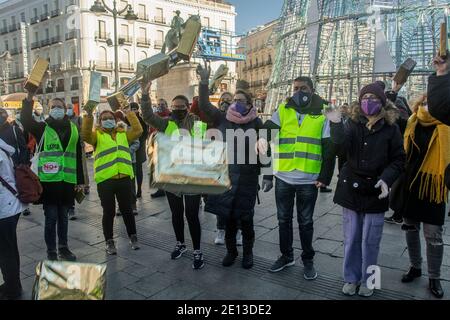 Juntas por la Pública collective, Die Organisationen und Plattformen von Nutzern und Gesundheitsexperten umfasst, hat eine Kundgebung an der Puerta del Sol in Madrid unter dem Motto "Ayuso und die 40 Diebe" einberufen, um gegen die Verwaltung der Pandemie des Präsidenten der Gemeinschaft, Isabel Díaz Ayuso, zu protestieren. Konkret prangern sie die Gründung des Isabel-Zendal-Krankenhauses an und nennen es einen "Schimpftopf", um das Management der PP in Madrid zu vertuschen. Der Protest hat goldene Kisten gestapelt, die Goldsteine symbolisierten, und eine Schauspielerin hat eine Parodie auf den Präsidenten inszeniert. In seiner Performance, er Stockfoto