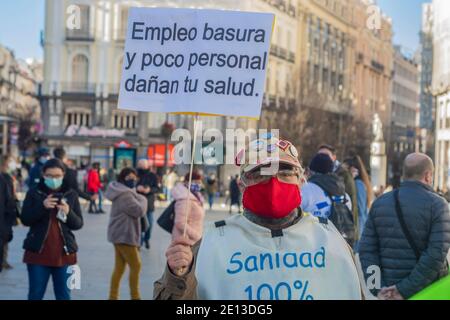 Juntas por la Pública collective, Die Organisationen und Plattformen von Nutzern und Gesundheitsexperten umfasst, hat eine Kundgebung an der Puerta del Sol in Madrid unter dem Motto "Ayuso und die 40 Diebe" einberufen, um gegen die Verwaltung der Pandemie des Präsidenten der Gemeinschaft, Isabel Díaz Ayuso, zu protestieren. Konkret prangern sie die Gründung des Isabel-Zendal-Krankenhauses an und nennen es einen "Schimpftopf", um das Management der PP in Madrid zu vertuschen. Der Protest hat goldene Kisten gestapelt, die Goldsteine symbolisierten, und eine Schauspielerin hat eine Parodie auf den Präsidenten inszeniert. In seiner Performance, er Stockfoto