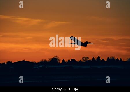Jet-Flugzeuge starten bei Sonnenuntergang Stockfoto