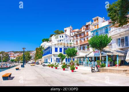 Blick auf Stadt und Hafen auf der Insel Skopelos, nördliche Sporaden, Griechenland Stockfoto